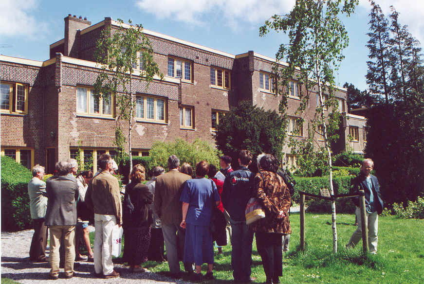 Leden van het Bomans Genootschap bekijken het woonhuis van Godfried Bomans, Zonnelaan 17 te Haarlem. Foto: Guido Verschaeren.
