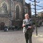Voorzitter Fred Berendse oefent enkele houdingen